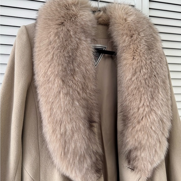 Marvin Richard’s Fur Coat - Picture 6 of 9